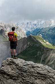 Bergsteiger blickt auf Berge